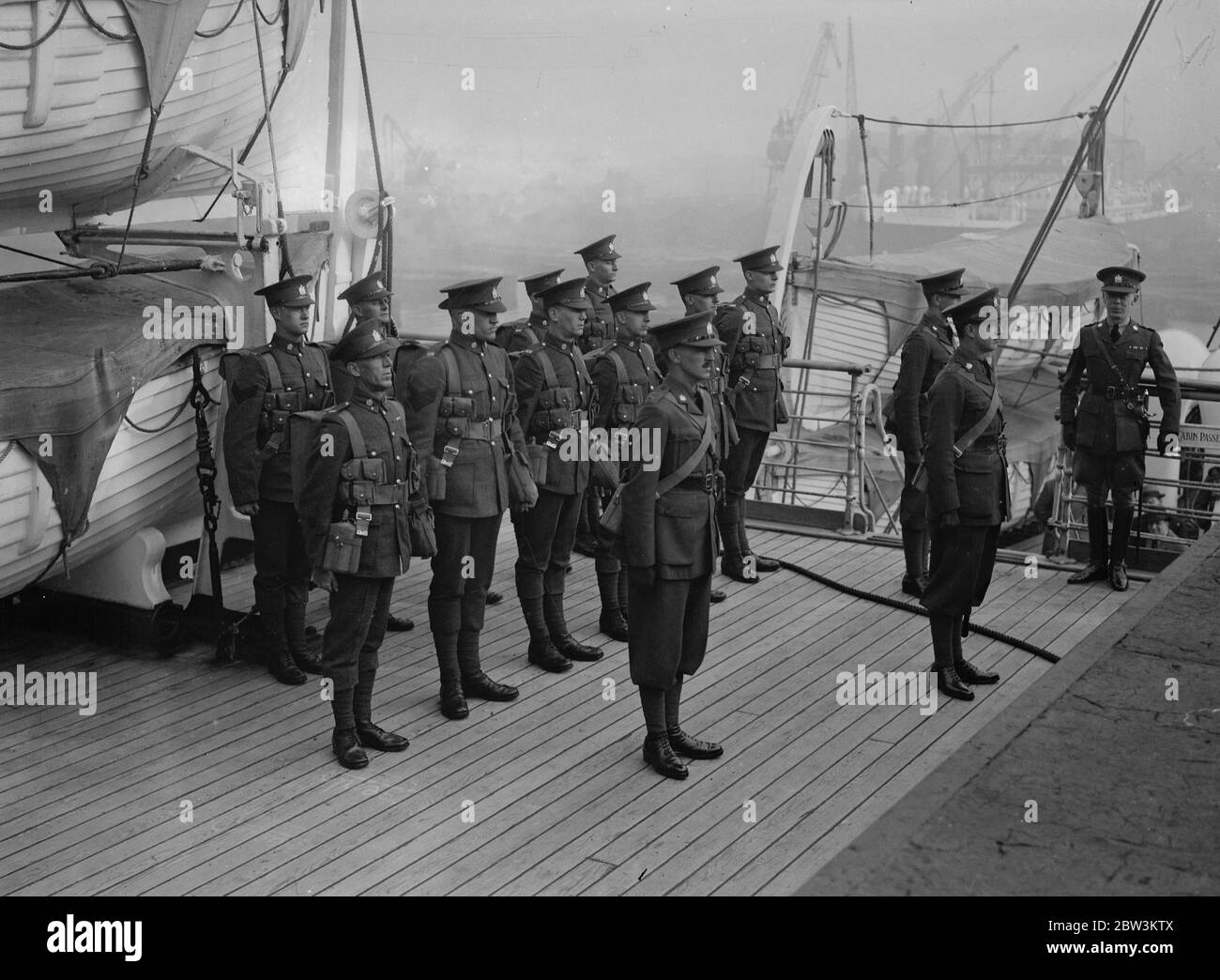 Party of Queen's Own Rifles of Canada arrivez pour être les invités des mordus . Les hommes des fusils de la Reine sont inspectés à leur arrivée par le lieutenant-colonel F R Hampton , qui accompagne le détachement . 21 octobre 1935 Banque D'Images