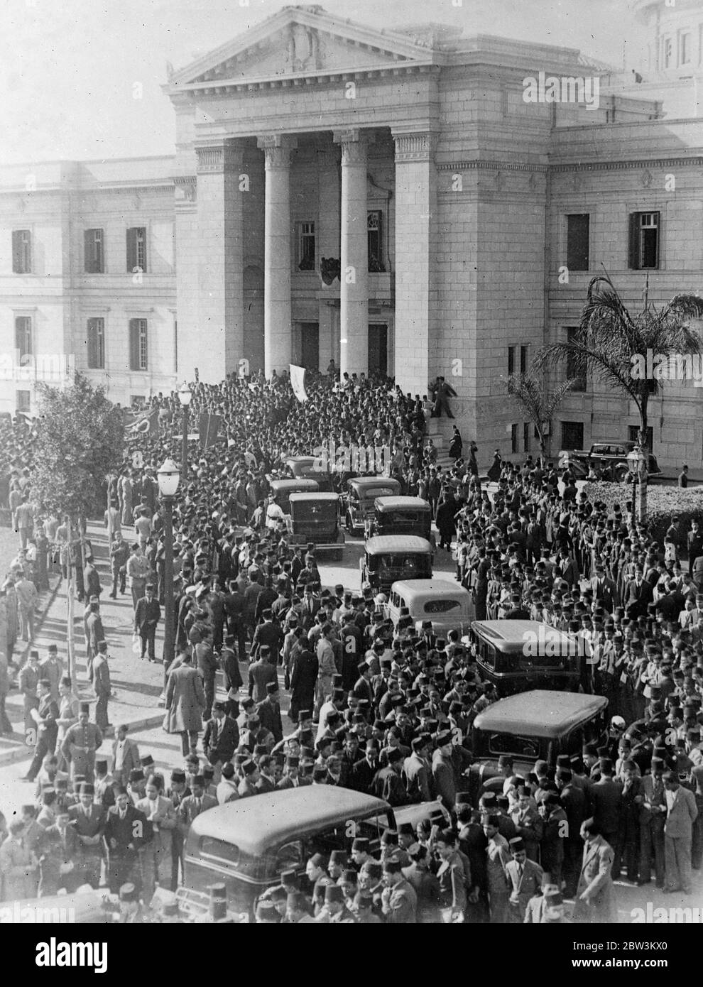 Les étudiants attaquent les voitures et la jeer du ministre aux délégués britanniques lorsqu'ils arrivent au congrès du Caire . Des milliers d'étudiants entourant les voitures en tant que ministres et délégués sont arrivés à l'Université pour l'ouverture du congrès . 5 janvier 1936 Banque D'Images