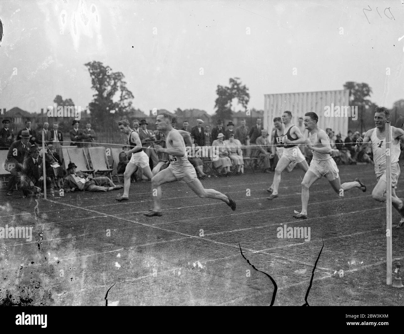 La police concurrence en championnat à Imber court . Les championnats de lutte et de cyclisme de la police métropolitaine ont eu lieu à Imber court . Photos , la finale de la finale de 100 verges gagnée par PC G E T Nichols de la Division B . 10 juin 1936 Banque D'Images