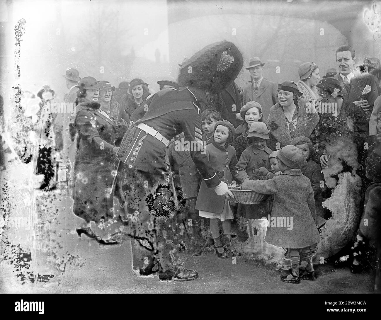 Distribuer le shamrock de la St Patricks Day au Chelsea Barracks . Distribuer shamrock aux enfants à Chelsea Barracks . 17 mars 1935 Banque D'Images