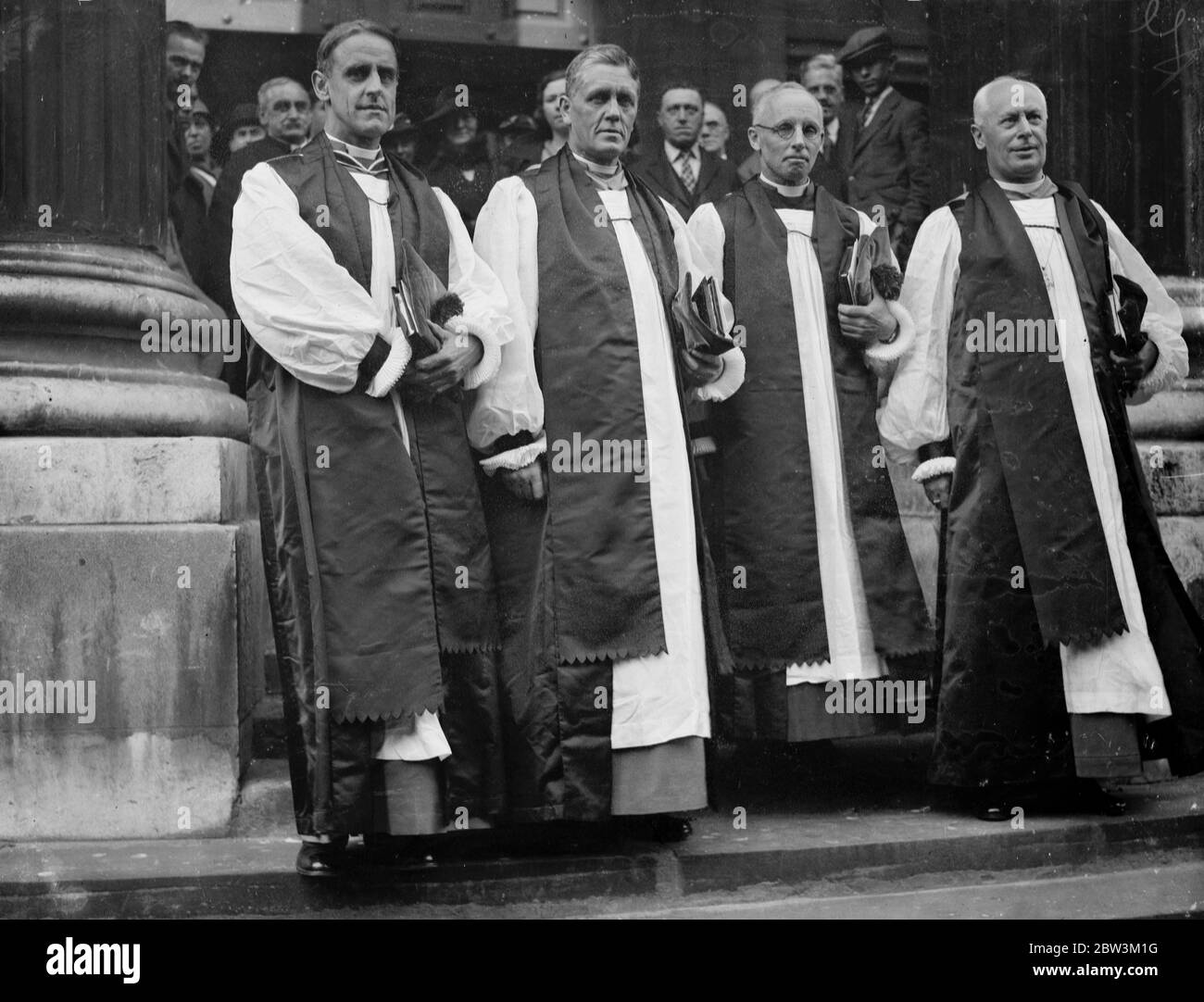 Quatre évêques consacrés à la cathédrale Saint-Paul , Londres . Les nouveaux évêques qui partent après la consécration - de gauche à droite - le Rév Herbert Guy Bullen , le canon Arthur Ivan Greaves , le Von William Jameson Thompson , et le Rév John Charles Mann . 18 octobre 1935 Banque D'Images