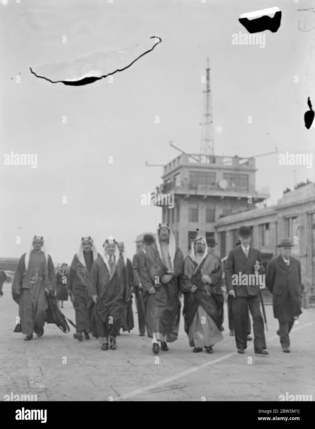 L'Emir Saud , qui visite l'Angleterre pour la première fois . Expositions de photos ; l'Emir Saud lors d'une visite à l'aérodrome de Croydon . 21 juin 1935 Banque D'Images