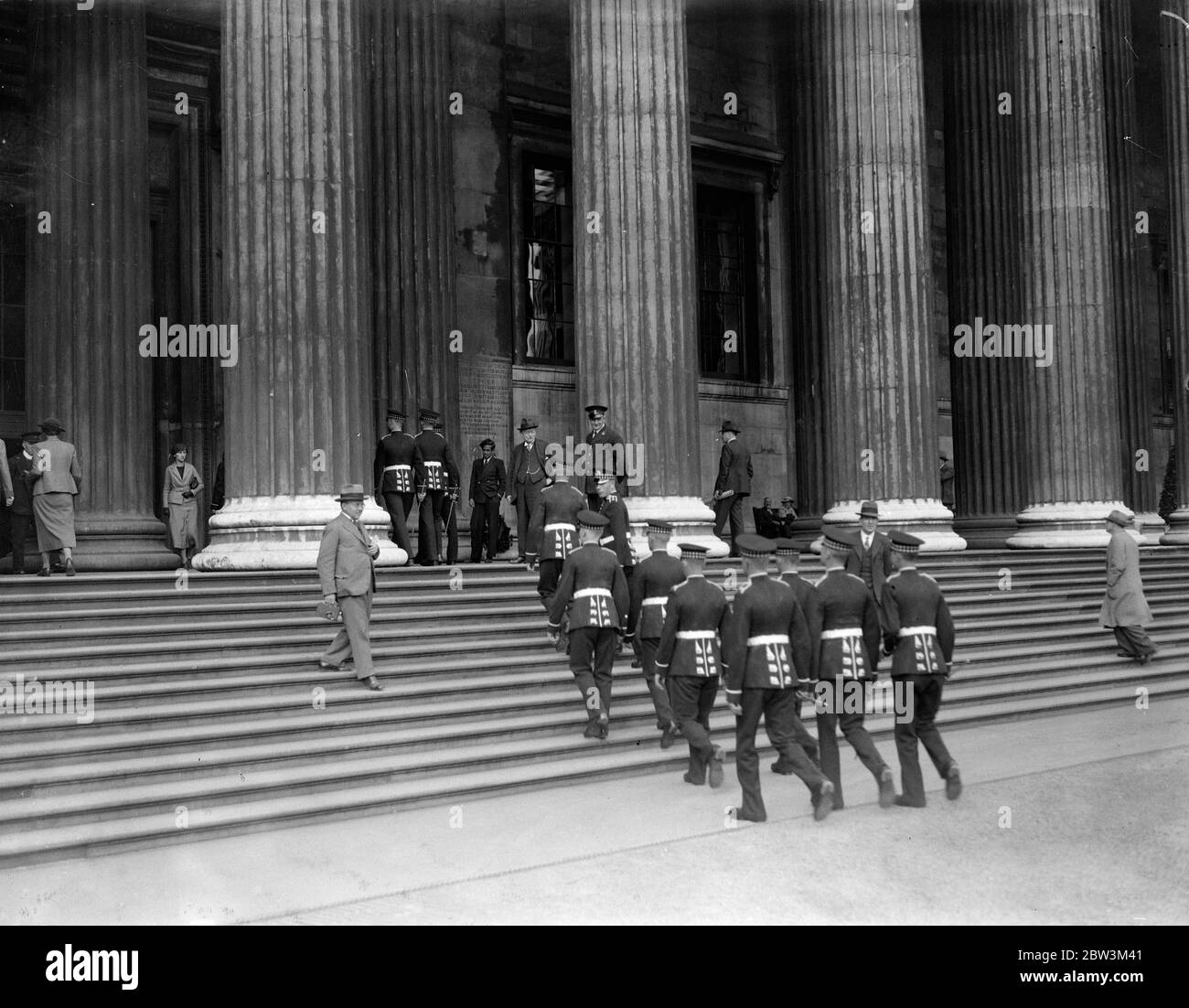 Scots Guards Apprenez l'Égypte ancienne au British Museam . Le premier bataillon des gardes écossais , qui se rendent en Égypte en novembre , se questionner pour la connaissance au muséam britannique . Septembre 1935 Banque D'Images
