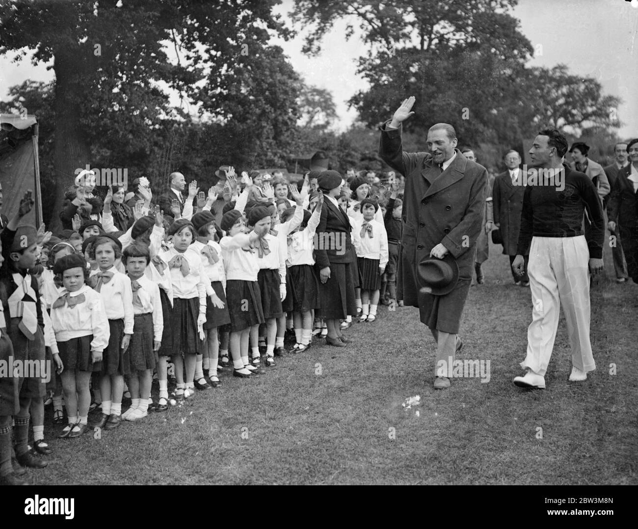 L'Ambassadeur d'Italie assiste aux sports pour enfants à Edgware . Signor Dino Grandi , l'Ambassadeur d'Italie a assisté à la réunion sportive annuelle des enfants de la colonie italienne à Londres, qui s'est tenue au terrain de sport BCI à Canons Park , Edgware . Il a été accueilli avec le salut fasciste quand il est arrivé avec Signor Grandi . Photos , les jeunes fascistes italiens saluent Signor Grandhi avec le salut fasciste . 24 mai 1936 Banque D'Images