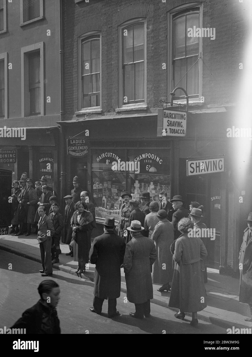 Une femme a trouvé mort avec un foulard autour de son cou dans Soho plat . Mme Jeanette Cotton , âgée de 40 ans , a été trouvée morte dans un appartement à Lexington Street , Soho , avec une écharpe en soie attachée étroitement autour de son cou . la police croit que c'est un cas de meurtre . Le corps était entièrement vêtu , le visage était décoloré et il y avait du sang sur le foulard . La police suspecte meurtre . Photos montre , une foule attend les développements sur la scène de la tragédie . 17 avril 1936 Banque D'Images