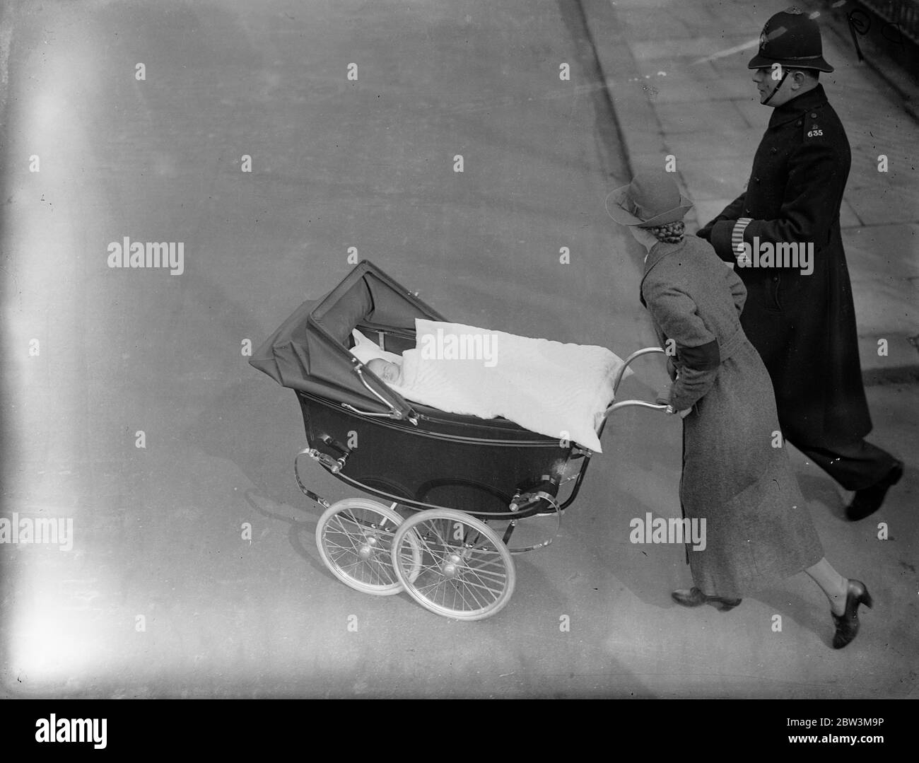 Le Prince Edward au soleil . Prince Edward étant à roues de l'autre côté de la route vers Belgrave Square Gardens . 19 mars 1935 Banque D'Images