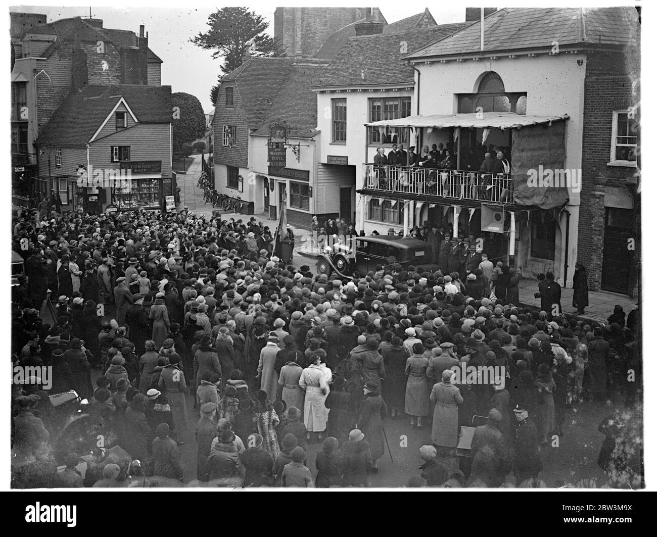 Duchesse de York centre d'entraînement ouvert à Tenterden . La duchesse de York a ouvert le Centre de formation de service à St Michael ' s Grange , Tenterden , Kent , et a été acclamé par une grande foule comme elle a reçu un discours de bienvenue à la mairie . Photos , la foule à l'extérieur de la mairie comme la duchesse ( sur le balcon ) a reçu l'adresse de bienvenue . 11 décembre 1935 Banque D'Images