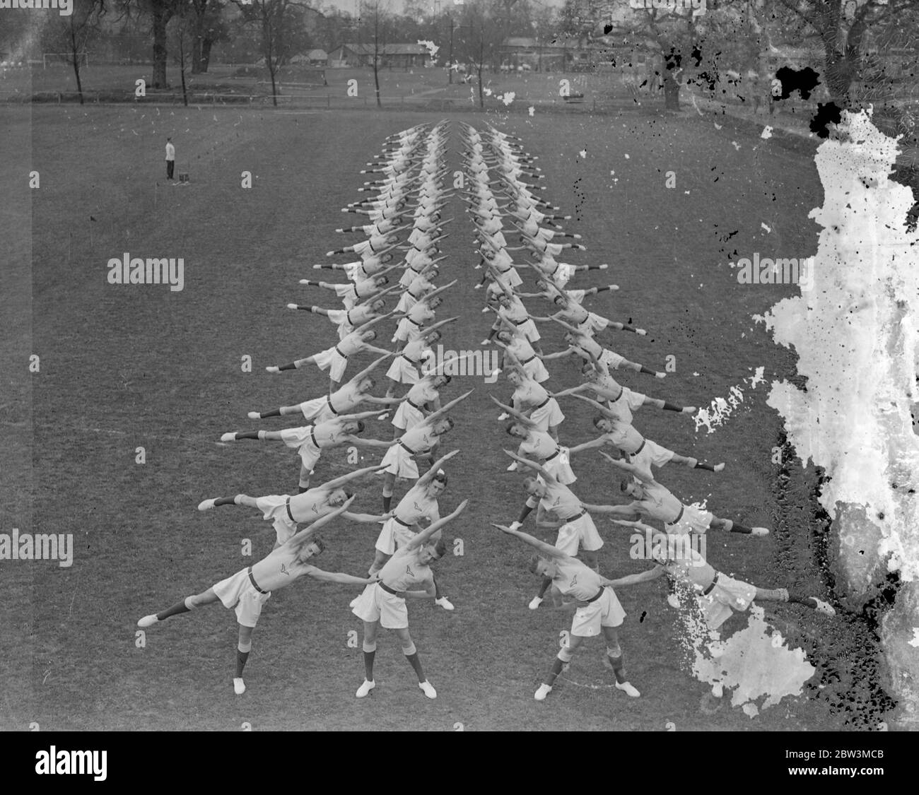 Les hommes de la RAF répètent des maillots physiques pour le tournoi Royal . La partie d'entraînement physique que la Royal Air Force contribue au tournoi Royal à Olympia a répété ses ' coups physiques ' au dépôt de la Royal Air Force, Uxbridge . Photos , un mouvement concerté . 30 avril 1936 Banque D'Images