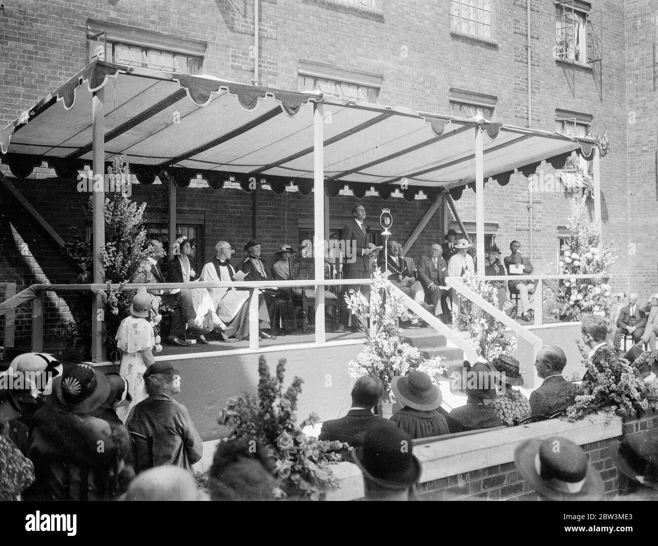 Le duc de Kent ouvre de nouveaux appartements à Westminster . Le duc de Kent , dépuisant pour la duchesse qui a annulé tous ses engagements , a ouvert les nouveaux appartements modernes du domaine Techbrook de la Westminster Housing Trust à Pulford Street . 6 juillet 1935 Banque D'Images
