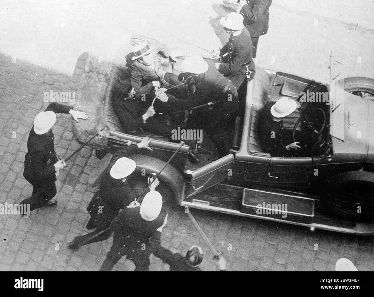 La police belge arrête des grévistes au point d'épée . La police arrête des chefs de grève au point d'épée à Verviers . 20 juin 1936 Banque D'Images