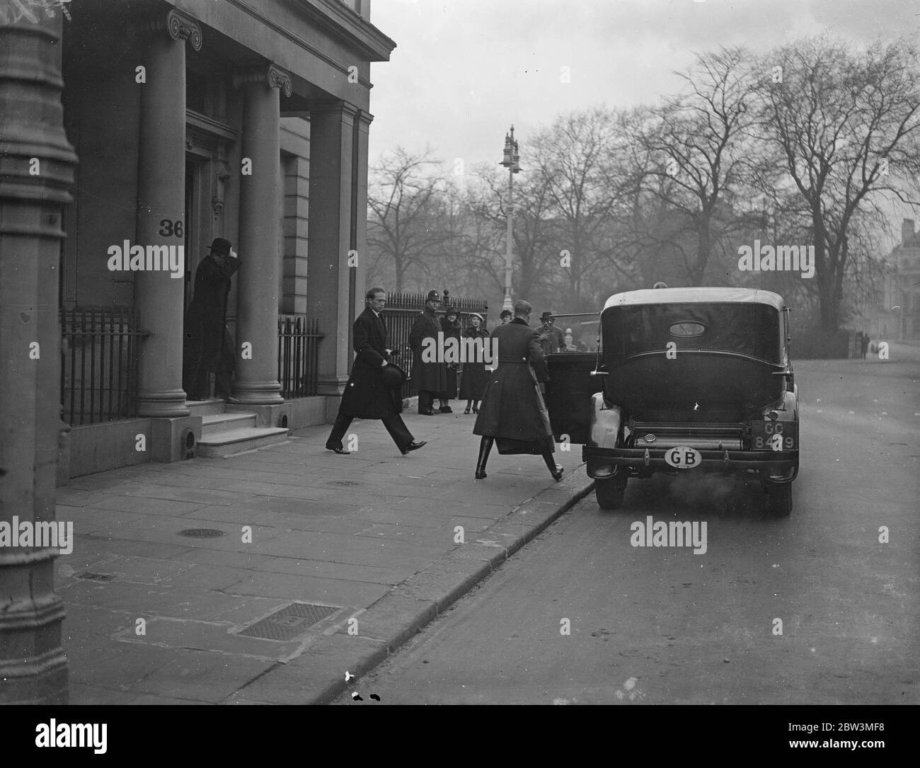 Roi des Belges à Londres . On croyait visiter le palais . Ling Leopold , des Belges , qui est en visite privée à Londres , sa première depuis la mort de la reine Astrid , a quitté l' Ambassade de Belgique , il est compris pour Buckingham Palace . Photos , Roi Léopold de Belgique quittant l'ambassade de Belgique . 2 décembre 1935 Banque D'Images