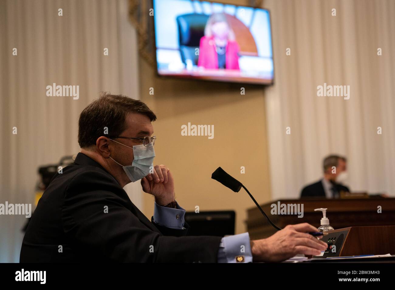 Le secrétaire américain aux anciens combattants (va) Robert Wilkie, regarde un moniteur de télévision comme présidente la représentante américaine Debbie Wasserman Schultz (démocrate de Floride) parle lors d'une audience avec le sous-comité des crédits de la Chambre sur la construction militaire, anciens combattants, Et les agences connexes à Capitol Hill à Washington DC, le 28 mai 2020.Credit: Anna Moneymaker/Pool via CNP /MediaPunch Banque D'Images