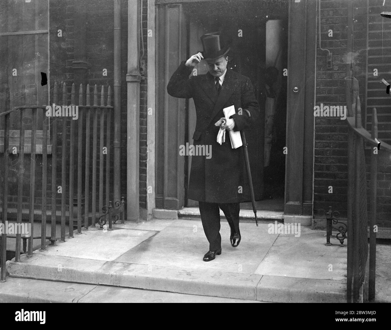 M. Duff Cooper , nouveau ministre de la guerre , se rend au palais de Buckingham pour recevoir son sceau de fonction . M. Duff Cooper quitte son domicile pour Buckingham Palace . 27 novembre 1935 Banque D'Images