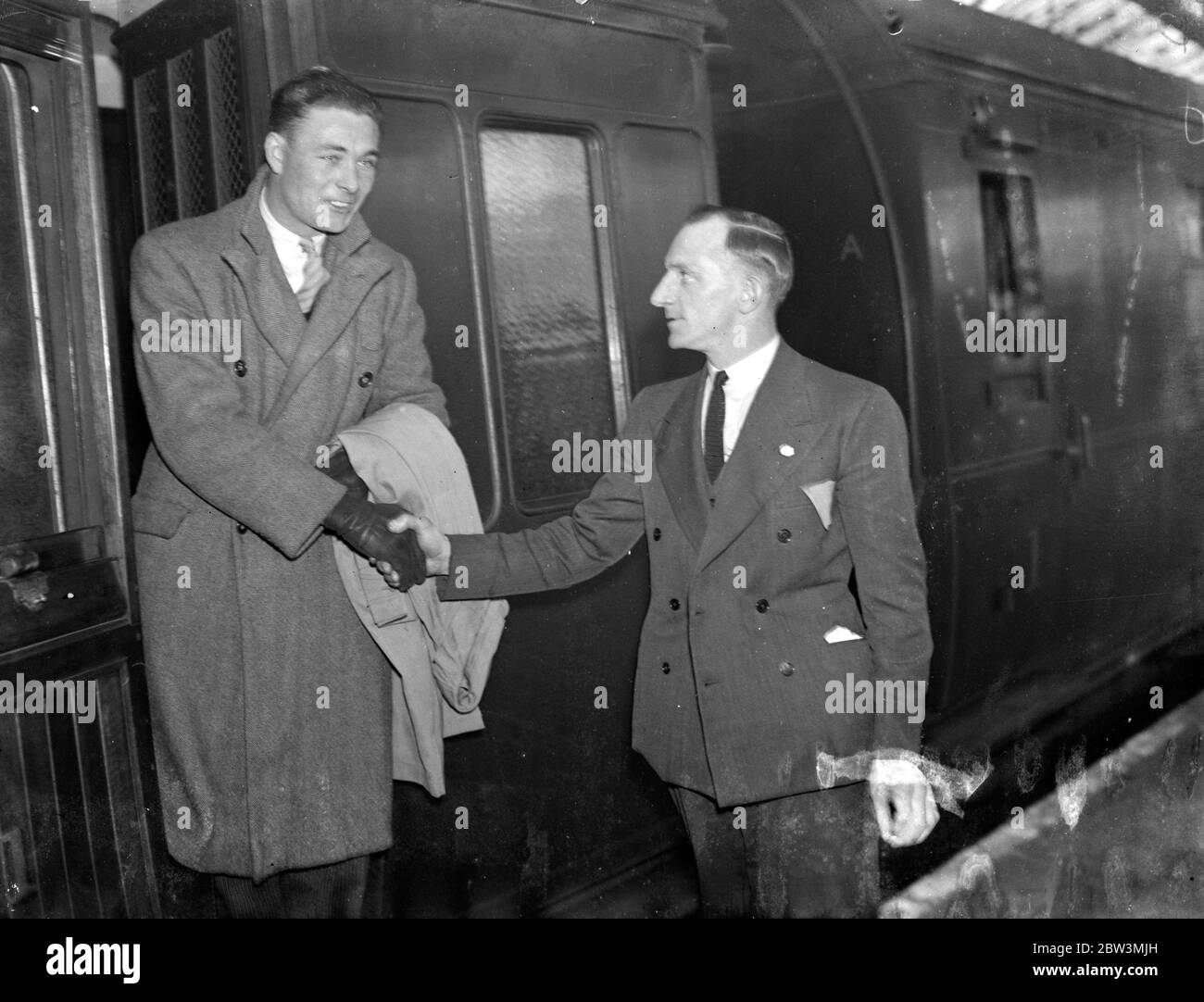 Arrivée du gardien de but irlandais d'Arsenal . Gerald Matier , gardien de but irlandais , est arrivé à la gare d'Euston en route vers Highbury . Il doit avoir un mois d'essai avec l'équipe d'Arsenal . Photos , Gerald Matier ( à gauche ) accueilli par les représentants d'Arsenal à Euston . 6 mars 1936 Banque D'Images