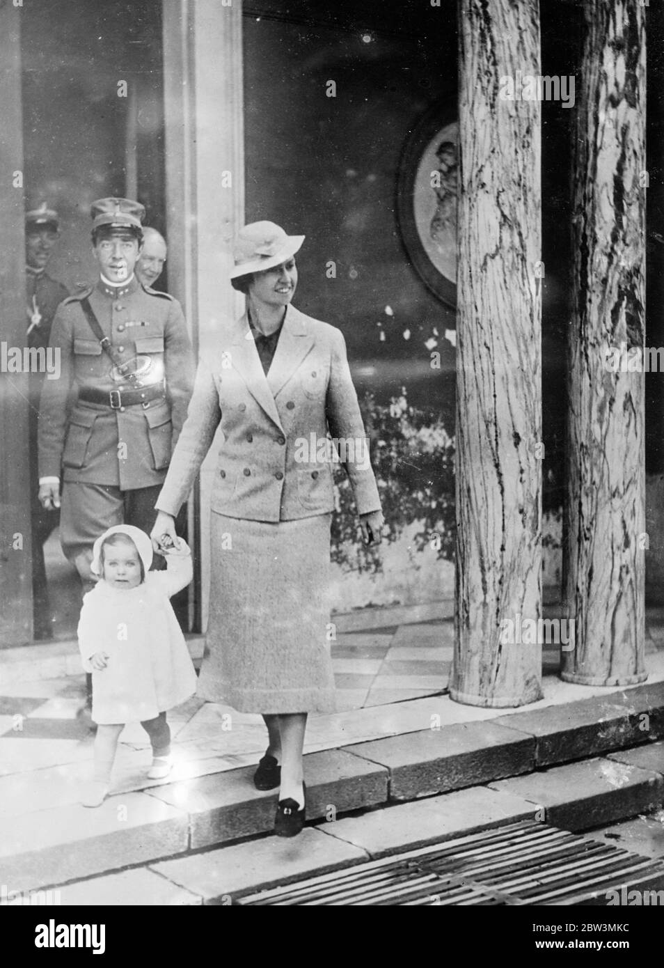 Super, petite-fille d'un roi. Les Princes Margarethe , petite fille du prince Gustaf Adolf , petit-fils du roi Gustaf de Suède , et sa femme , la princesse Sibylla , tient la main de sa mère comme ils ont fait une promenade au château de Haga . Le Prince Gustaf Adolf est derrière . 30 mai 1936 Banque D'Images