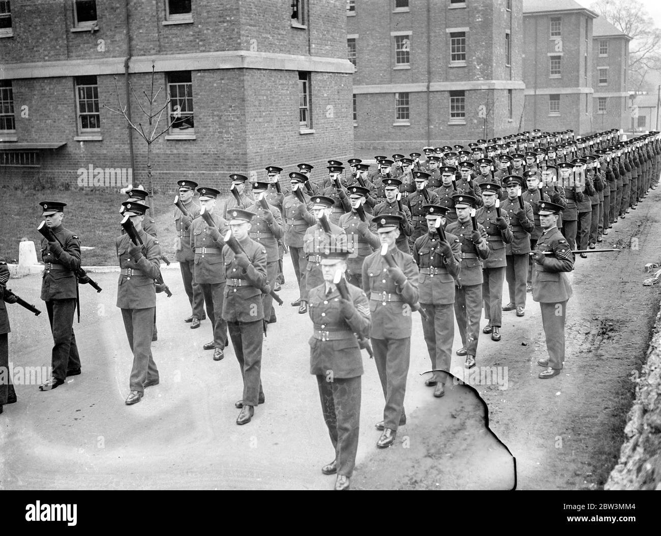 RAF recrute pour mars dans la procession funéraire de Beatty . Précision remarquable après seulement un entraînement court . RAF recrute des répétitions avec des bras inversés pour la procession funéraire , au dépôt d'Uxbridge . 13 mars 1935 Banque D'Images