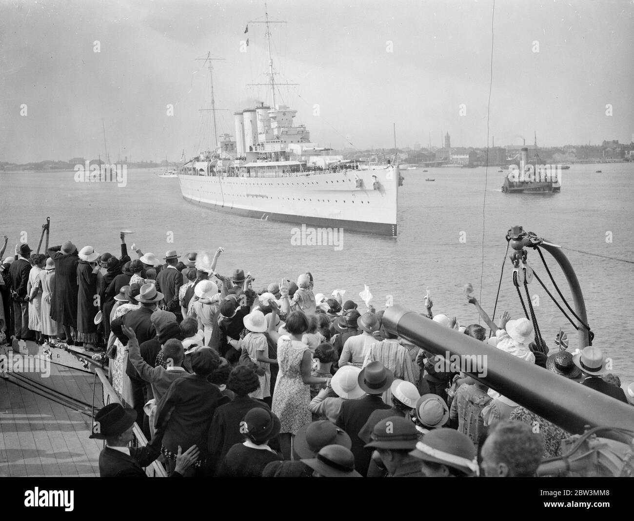 Le navire de guerre apporte des trésors d'art chinois à Portsmouth - richesse fabuleuse dans les caisses . Le Suffolk quai à Portsmouth . Elle s'est ancrée le long du Hood , d'où elle a été accueillie par des parents de l'équipage de la maison . 25 juillet 1935 Banque D'Images