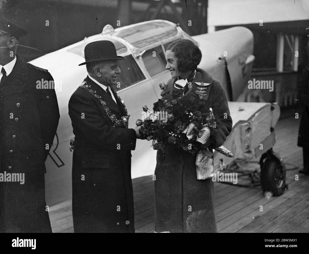 Jean Batten arrive à Southampton depuis l'Amérique après un vol record . Mlle Jean Batten étant accueillie par le maire de Southampton à son arrivée . 23 décembre 1935 Banque D'Images