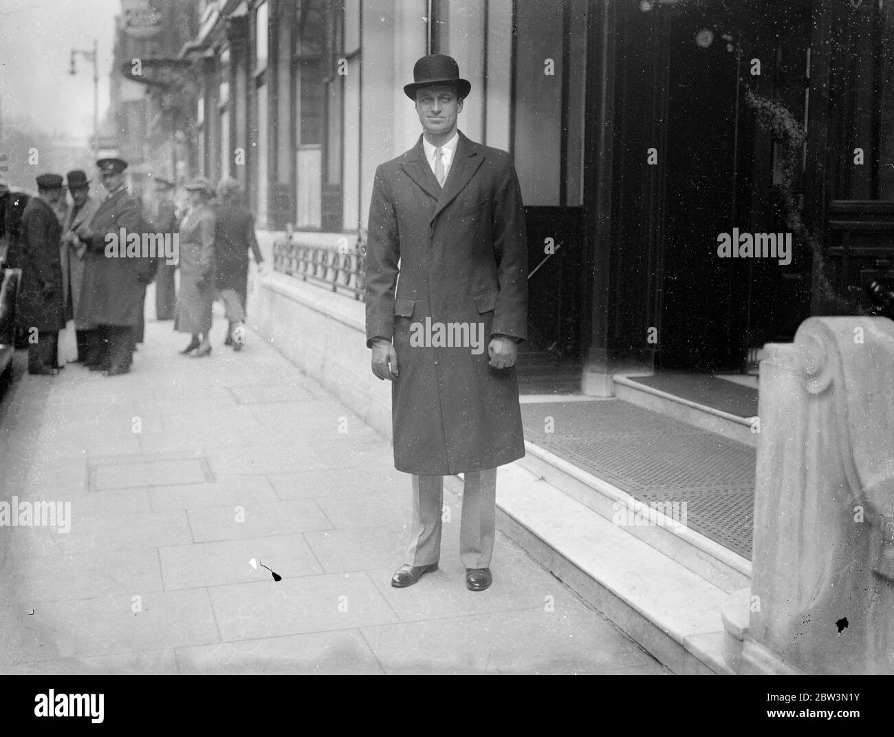 Fils du président Roosevelt à Londres . M. James Roosevelt , fils du Président Franklin D Roosevelt des États-Unis , est à Londres pour une visite de buisness . Photos , M. James Roosevelt quittant son hôtel à Londres . 30 avril 1936 . Banque D'Images