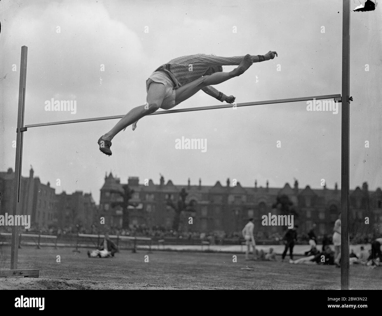 Vainqueur du saut élevé au concours Metropolitan police Athletic avec AAA . Le Metropolitan police Athletic Club et l'amateur Athletic Association se sont réunis dans un concours de 12 événements à la Paddington Recreation . Le match faisait partie de la campagne de l' AAA pour encourager les athlètes de la police et des Services par compétition d'équipe . Photos , J L Newman ( AAA ) gagnant l'événement de saut en hauteur avec un saut de 5 pi 9 in . . 30 mai 1936 Banque D'Images