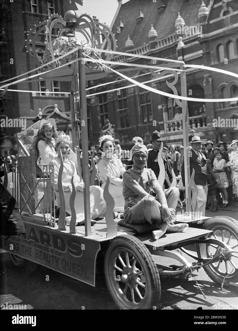 Croydon ' s Carnaval Reine couronné . Madame Queanie Durham a été couronnée Reine du Carnaval de Croydon par le maire de Croydon , Alderman Arthur Peters . Après la cérémonie de couronnement sur les marches de l' Hôtel de ville , la reine a roulé avec ses servantes d'honneur en procession dans les rues de Croydon spectacles de photos : la Reine du Carnaval , Mlle Queanie Durham , en compagnie de femmes d'honneur dans les rues de la procession . 17 juin 1936 Banque D'Images