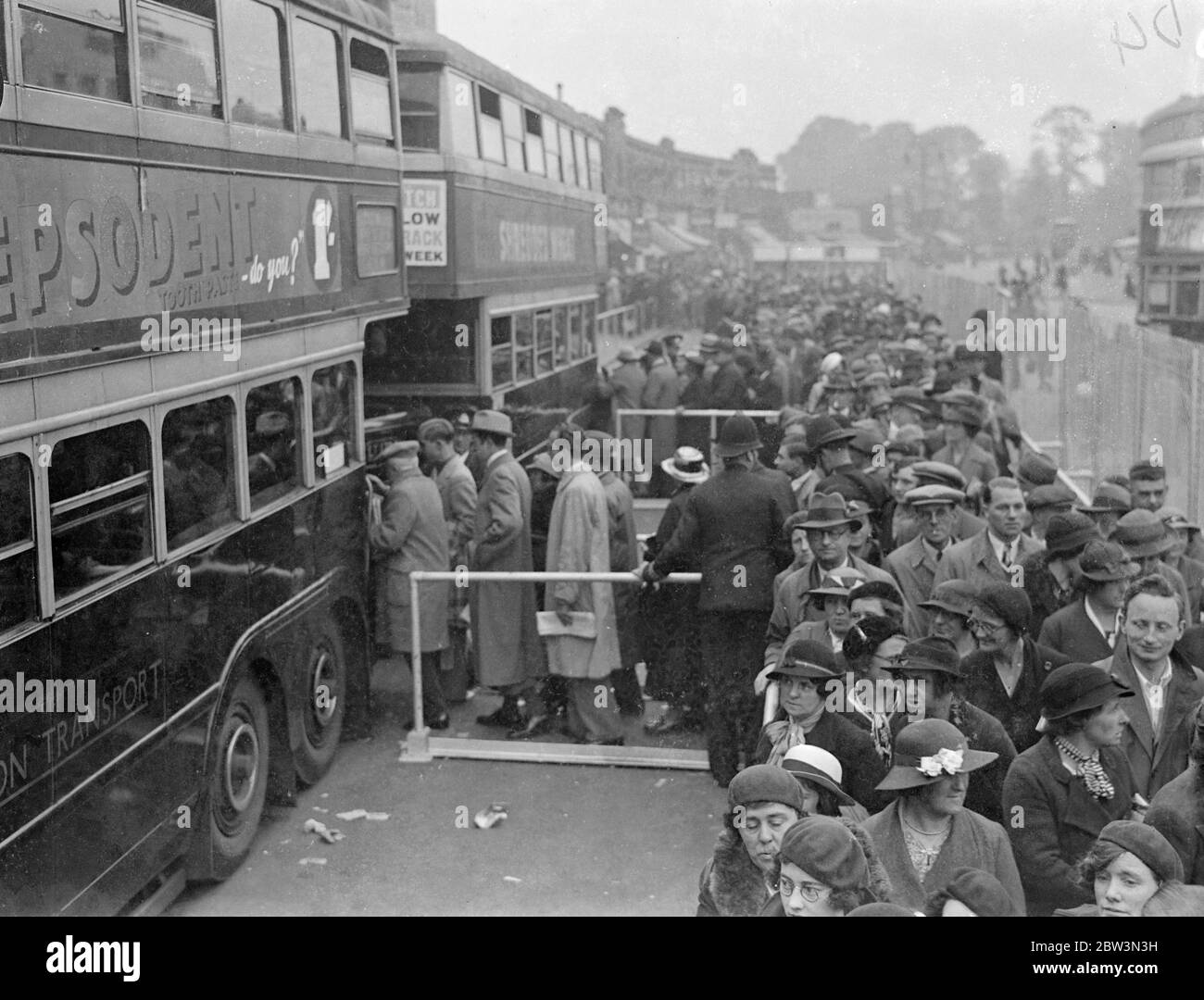 Des milliers de personnes vont au Derby en bus depuis Morden . Des milliers de personnes ont quitté Morden en car pour le Derby. Des spectacles photo , des foules à bord de bus à Morden pour le Derby . 27 mai 1936 Banque D'Images