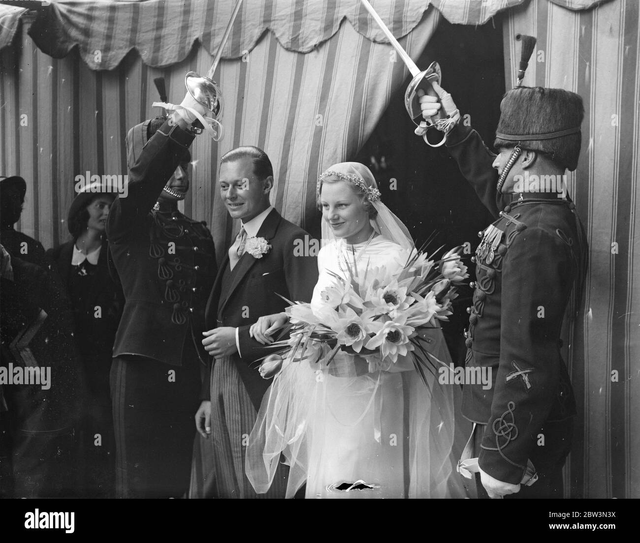 La baronne Ompteda épousa M. Richard Sydney Grenville Smith à l'église St George , Hanover Square , Londres . La mariée et le marié passant par la garde d'honneur des Hussars . 19 juillet 1935 Banque D'Images La baronne Ompteda épousa M. Richard Sydney Grenville Smith à l'église St George , Hanover Square , Londres . La mariée et le marié passant par la garde d'honneur des Hussars . 19 juillet 1935 Banque D'Images