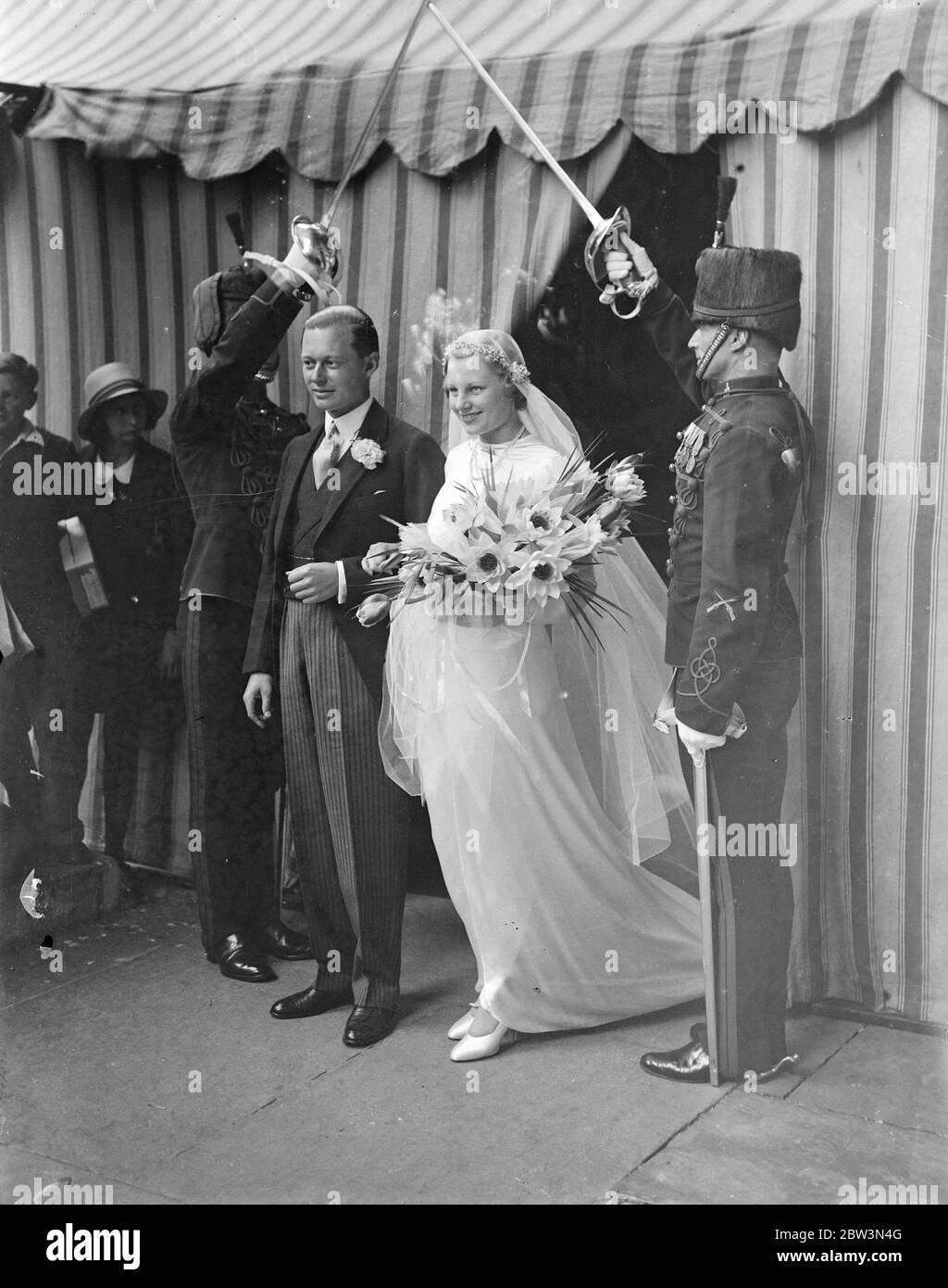 La baronne Ompteda épousa M. Richard Sydney Grenville Smith à l'église St George , Hanover Square , Londres . La mariée et le marié passant par la garde d'honneur des Hussars . 19 juillet 1935 Banque D'Images La baronne Ompteda épousa M. Richard Sydney Grenville Smith à l'église St George , Hanover Square , Londres . La mariée et le marié passant par la garde d'honneur des Hussars . 19 juillet 1935 Banque D'Images