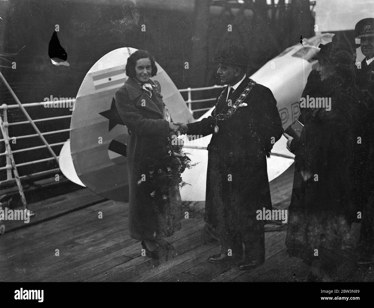Jean Batten arrive à Southampton depuis l'Amérique après un vol record . Mlle Jean Batten étant accueillie par le maire de Southampton à son arrivée . 23 décembre 1935 Banque D'Images