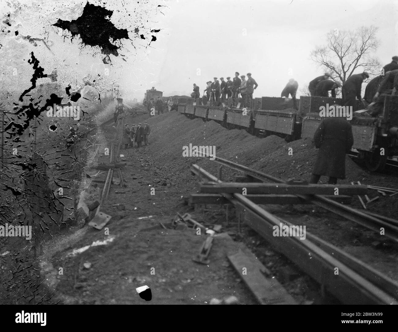 Les ouvriers travaillent à travers la nuit pour dégager la ligne de chemin de fer du Sud après la subsidence . Les ouvriers sont des réparations rapides à la ligne de chemin de fer du Sud près d'Eitham où une grave subsidence s'est produite . Le remblai , qui porte la ligne entre Kidbrooke et Eltham ( Well Hall ) station , sur la ligne Bexley Heath , s'est soudain effondré sous les voies et pour environ 40 yards , et les rails ont resembellé un retour avec une cavité profonde en dessous d'eux . Des centaines d'hommes ont travaillé toute la nuit pour réparer les dégâts. Photos spectacles , comblant la subsidence sur la ligne de chemin de fer près d'Eltham aujourd'hui ( lundi ) Banque D'Images