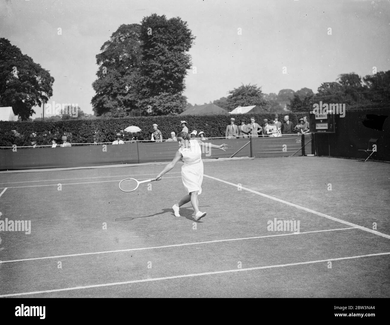 Les femmes célibataires aux Championnats de tennis de Wimbledontennis . Photos : Jadwiga Jed Jedrzejowska de Pologne en jeu contre Mona Riddell de Grande-Bretagne . 23 juin 1936 Banque D'Images
