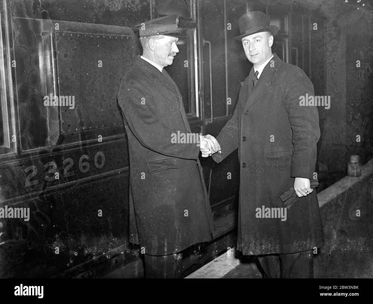 De la commis junior au maître de gare. Ancien inspecteur du personnel d'Euston nommé à St Pancras . Il y a trente ans, un commis junior dans le département des marchandises de l'ancien chemin de fer nord-ouest de Londres, M. J B Dunkley a été nommé Stationmaster à St Pancras Staion , Londres . M. Dunkley , qui a 44 ans , a commencé à travailler à l'âge de 14 ans et, lors de la fusion des chemins de fer en 1924 , il a été nommé siège social à un poste similaire chez Euston . Photos , le stationmaster J B Dunkley ( à droite ) étant félicité par l'inspecteur de poste je MANQUE de sa nomination à St Pancras . 13 décembre 1 Banque D'Images