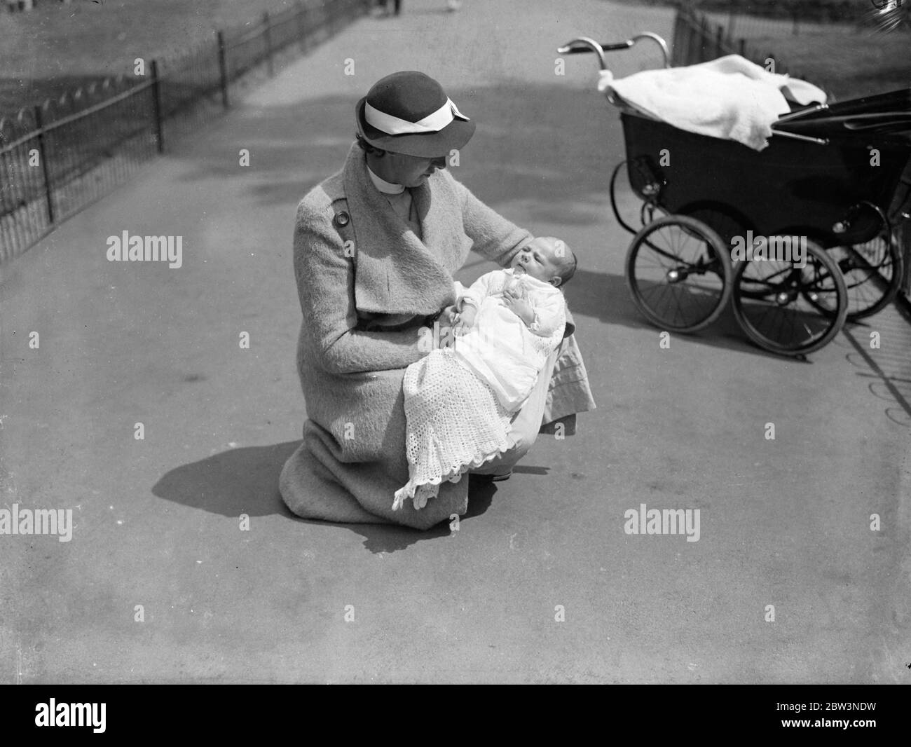 La reine Marie à être la Godmather . Fille de son Godchild . La reine Marie sera marraine de la fille de son filleul , Mme , âgée de sept semaines. Patrick Brunner , quand le bébé est baptisé dans la Chapelle Royale sous peu . Mme . Brunner , fille de M. . Richard Howlett , surintendant de l'armoire du roi George , a été marié à Chapel Royal au souhait exprès du roi , et maintenant sa fille doit être baptisée là . Avant son mariage Mme . Brunner , sous le nom d'Elaine Lettor , était bien - connu comme une danseuse à Londres et New York , lui a conseillé Povlove . Pho Banque D'Images