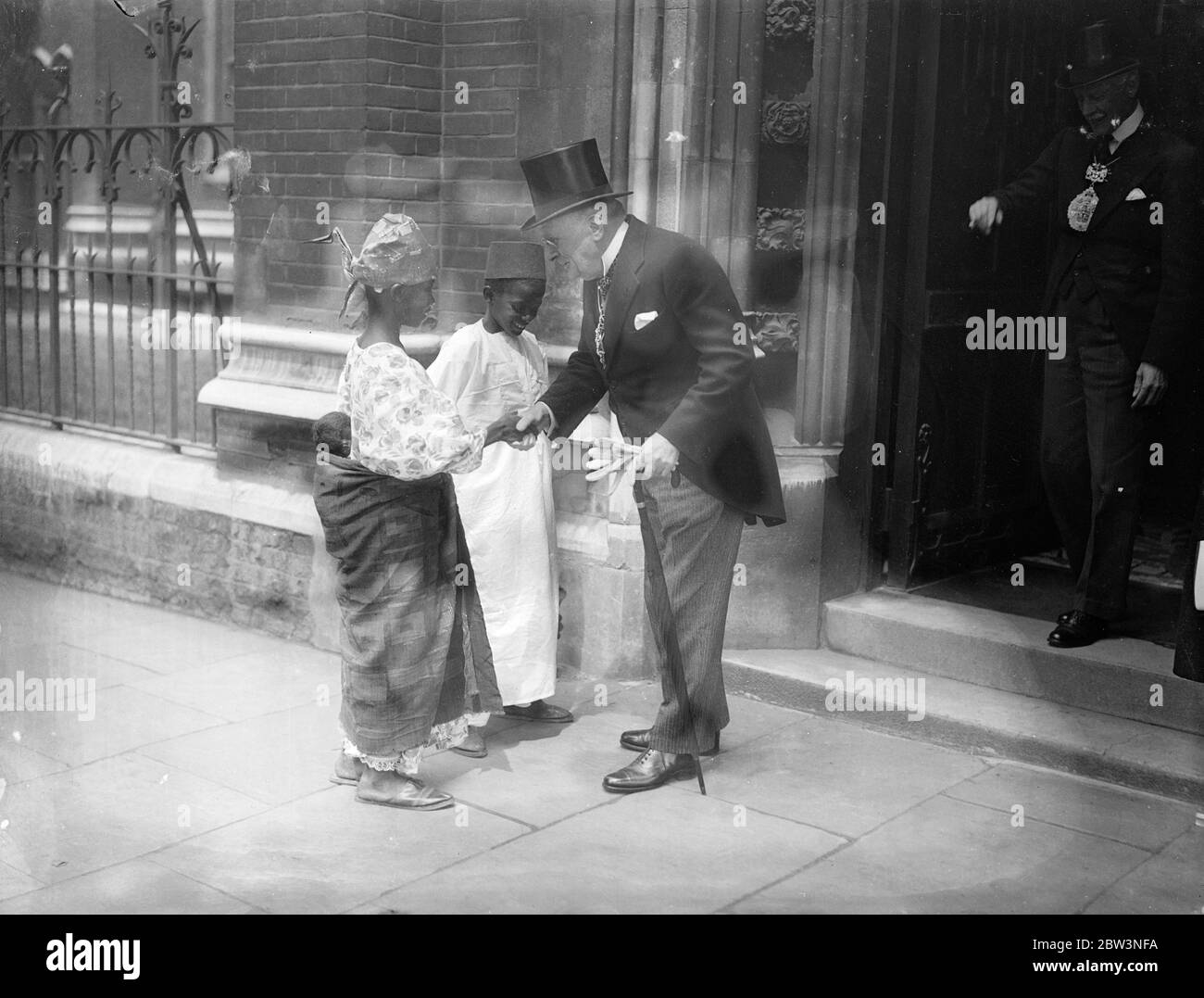 Les Africains de l'Ouest saluent Lord Mayor lorsqu'il ouvre la vente de travaux à Londres . Le Lord Mayor de Londres , Sir Percy Vincent , a été accueilli par deux jeunes visiteurs de Gambie ( Afrique de l'Ouest ) lorsqu'il a ouvert une vente de travaux au Sion College , Blackfriars . Les Africains de l'Ouest visitent l'Angleterre avec l'évêque de Gambie pour aider les Britanniques à en savoir plus sur leur patrie . Photos ' s spectacles , les Africains de l'Ouest saluent le Lord Mayor . 4 juin 1936 Banque D'Images Les Africains de l'Ouest saluent Lord Mayor lorsqu'il ouvre la vente de travaux à Londres . Le Lord Mayor de Londres , Sir Percy Vincent , a été accueilli par deux jeunes visiteurs de Gambie ( Afrique de l'Ouest ) lorsqu'il a ouvert une vente de travaux au Sion College , Blackfriars . Les Africains de l'Ouest visitent l'Angleterre avec l'évêque de Gambie pour aider les Britanniques à en savoir plus sur leur patrie . Photos ' s spectacles , les Africains de l'Ouest saluent le Lord Mayor . 4 juin 1936 Banque D'Images