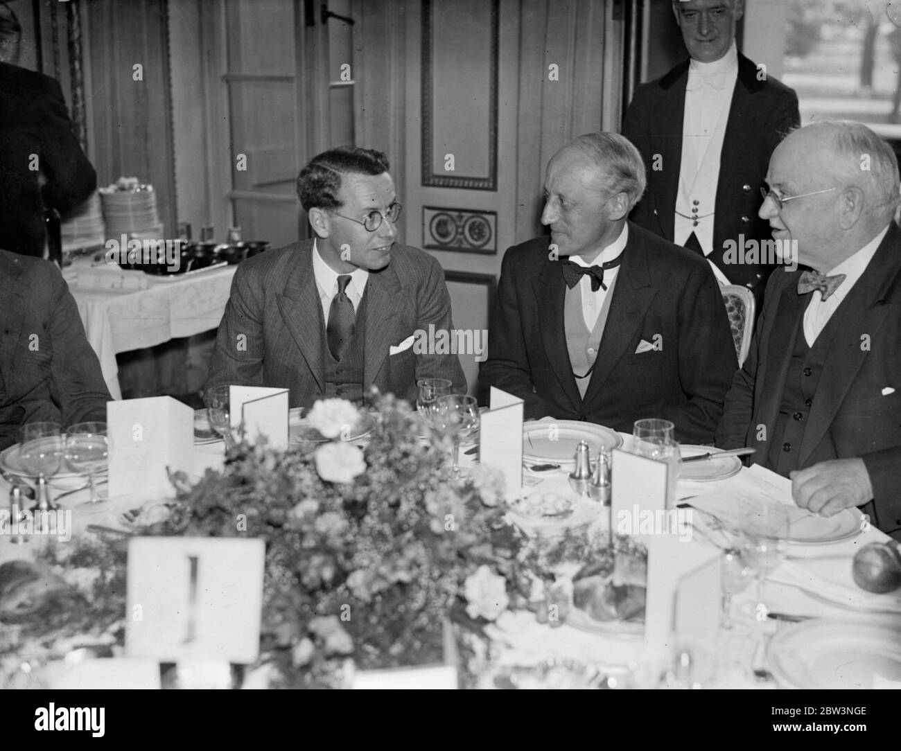 Secrétaire des colonies invité d'honneur au déjeuner de la Ligue Over Seas à l'hôtel Hyde Park , Londres . Le très hon Malcolm Macdonald ( à gauche ) discutant avec Sir Evolyn French , fondateur du CMG et secrétaire de la Ligue des mers ( à droite ) au déjeuner . 23 juillet 1935 Banque D'Images