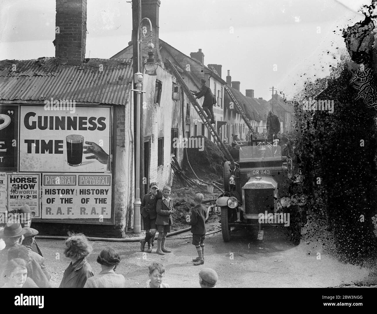 Quatre cottages de chaume ablasement dans le grand feu à Andover . Quatre maisons de Twatches ont fait fureur dans l'un des pires incendies vus à Andover ( Hampshire ) pendant 35 ans . Tandis que des dizaines d'aides essayaient de sauver les meubles des cottages condamnés , des pompiers ont cherché à empêcher les flammes de se propager à de nombreux autres cottages en chaume à proximité . Dix-huit personnes sont sans abri à cause du feu , m. et mme Bacon , une des familles qui ont perdu leur maison, ont six enfants . Photos , pompiers au travail sur le feu . 8 mai 1936 Banque D'Images