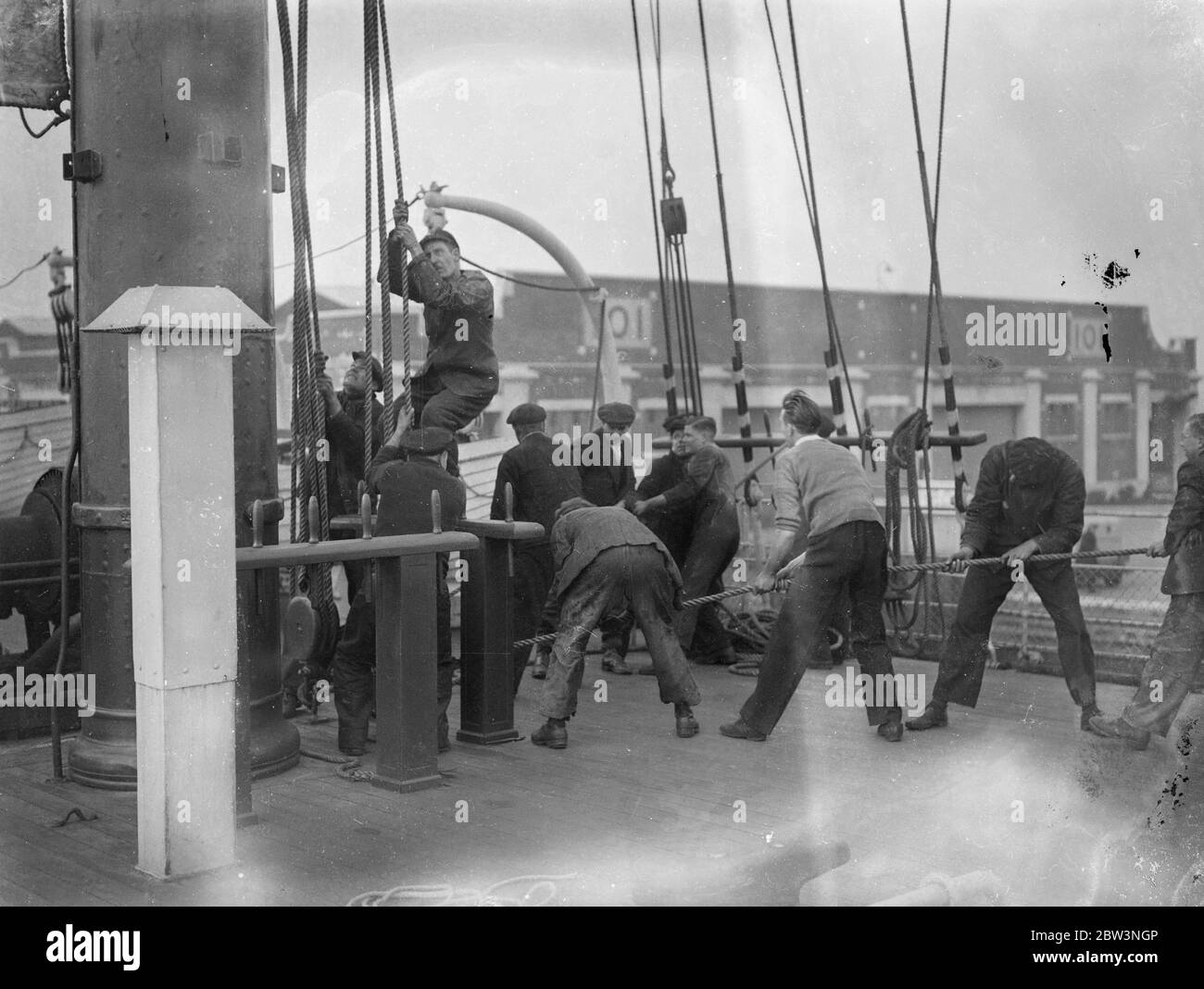 Voyage d'aventure pour 40 garçons sur le point de commencer . La goélette à quatre mâts Westward ( 3 , 000 tonnes ) appartenant à M. H K Hales , donneur du trophée bande bleue de l'Atlantique , est sur le point de quitter Southampton pour une croisière mondiale avec 40 cadets à bord . Les cadets sont en formation pour la Marine Mercantile . Photos , hissage des voiles de Westward comme un essai à Southampton . 29 février 1936 Banque D'Images