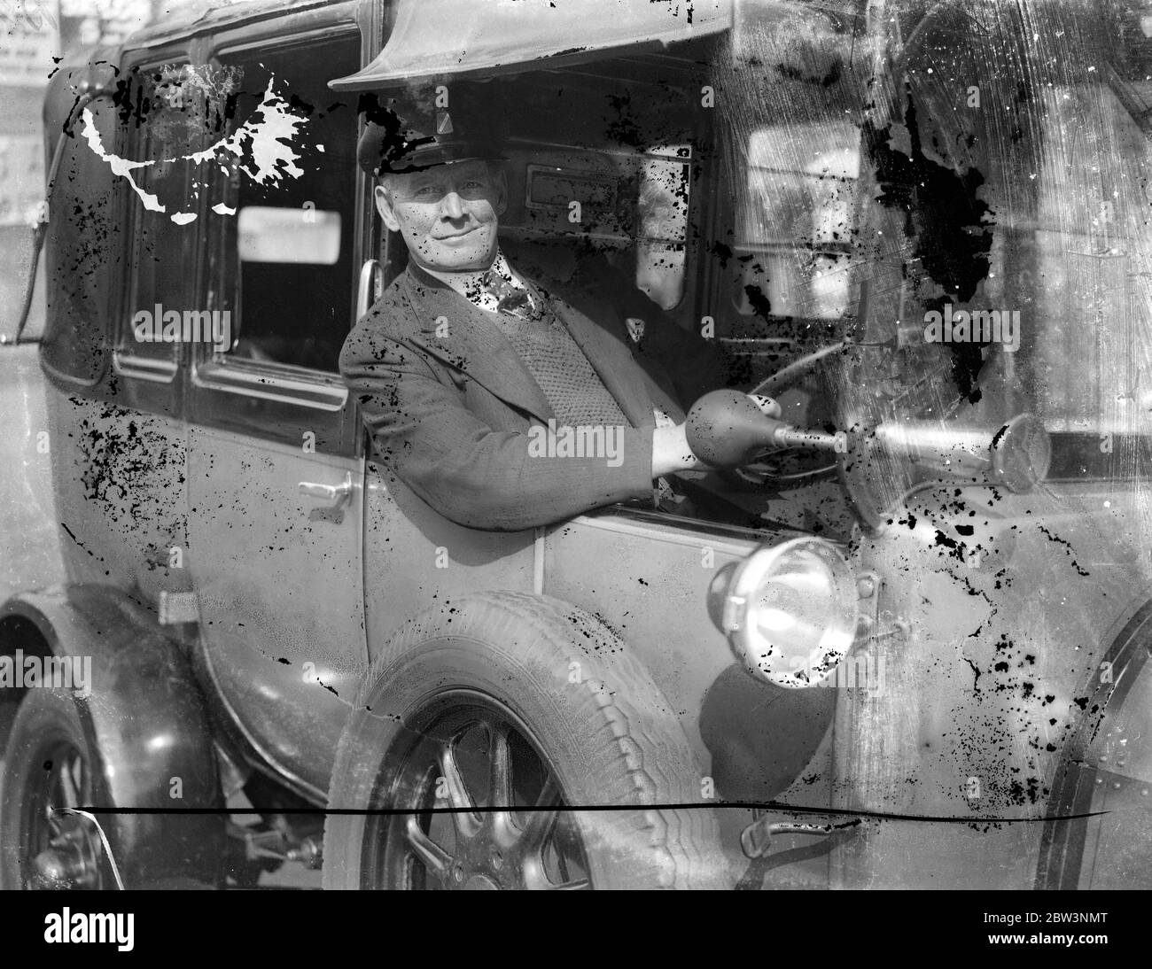 London taxi man trouve £12,000 bijoux en taxi. William Jackson à côté de son taxi dans lequel il a trouvé les bijoux perdus en juin . 12 septembre 1935 Banque D'Images