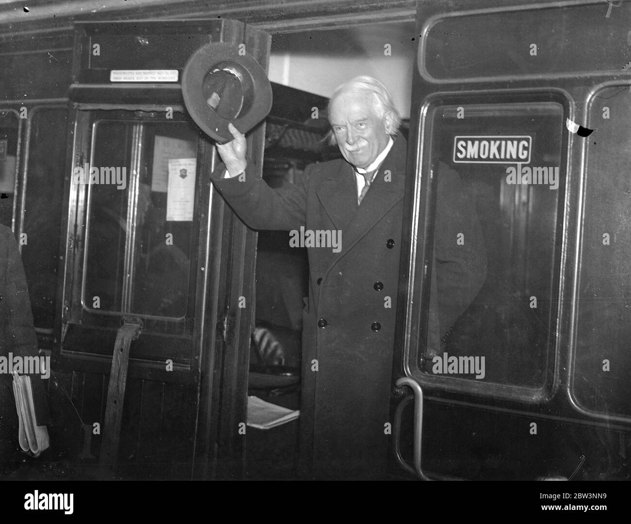 M. Lloyd George part pour un voyage en mer . M. Lloyd George a quitté St Pangars pour embarquer sur le paquebot Kaiser I Hind à Tilbury pour le passage vers Tanger . M. Lloyd George prend le voyage en mer comme vacances , et il est possible que six mois s'écoulent avant qu'il ne comparaisse à la Chambre des communes . M. Lloyd George en signe de revoir à St Pancras . 29 novembre 1935 Banque D'Images