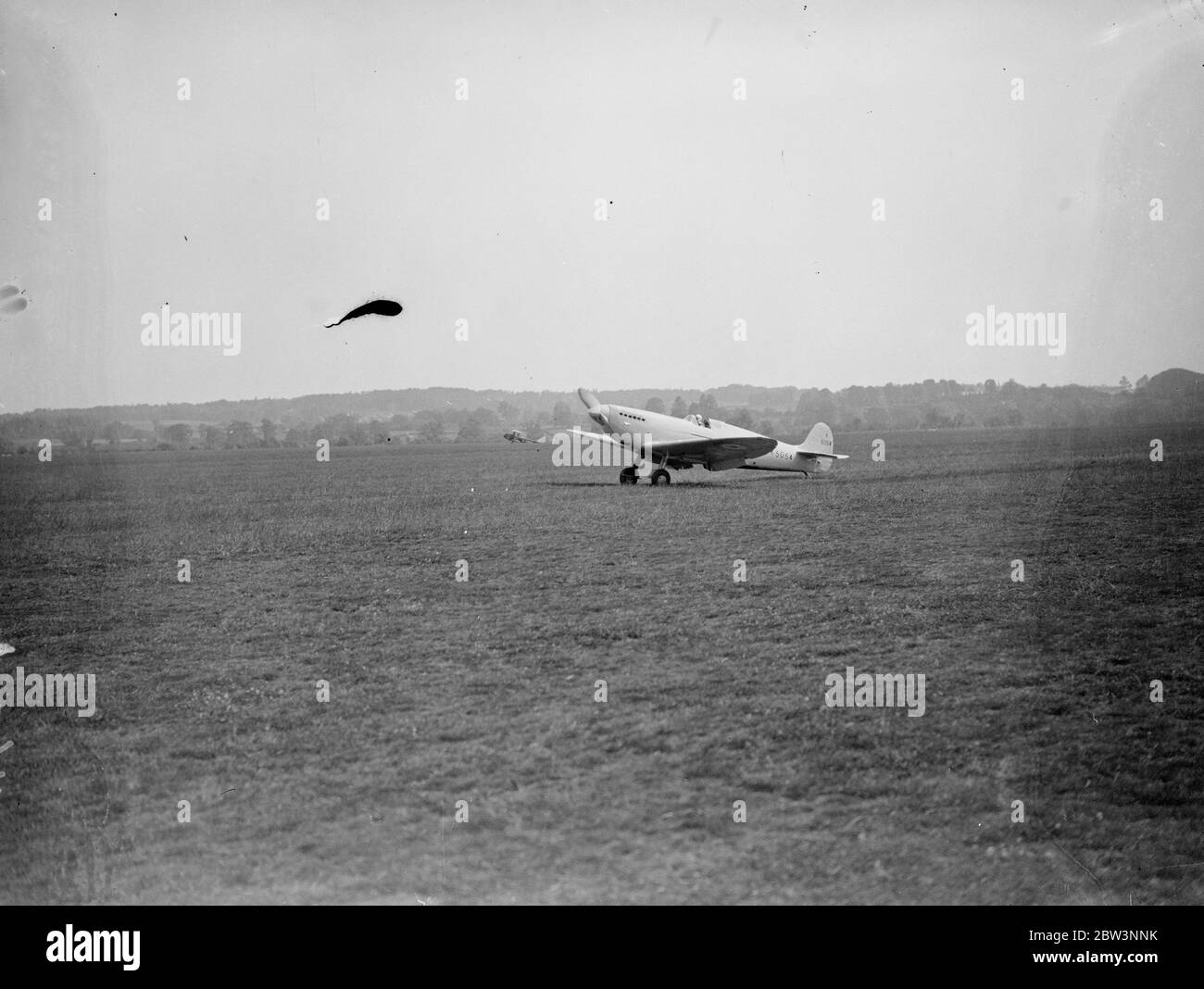 L'avion militaire le plus rapide du monde a été présenté à Southampton . Nouvelles machines pour la Royal Air Force . Les avions militaires les plus rapides du monde, le Spitfire 1 , un monoplan à voilure basse et le Vickers Wellesley , un bombardier à longue portée et un avion à usage général , ont été présentés à l'aérodrome d'Eastleigh , Southampton . Construit pour la Royal Air Force par les travaux aériens Supermarine ( Vickers ) Lamianté , les deux machines sont équipées de trains de roulement rétractables . Spitfire 1 , un chasseur de jour et de nuit , est équipé de volets d'aile . Les deux machines doivent être en vue pour la première Banque D'Images