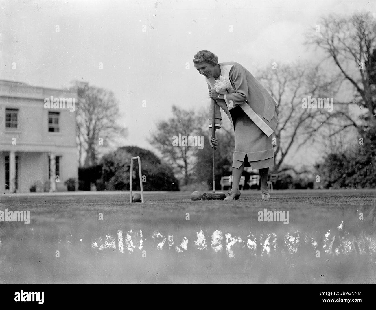 Mlle Heather Thatcher a un joli maillet ! . Mlle Heather Thatcher , l' actrice , était l'une des 200 invités du nouveau domaine de Headley Common de Sir Malcolm Campbell . Les invités ont été invités à rencontrer l'équipe de boxe amateur américaine ' Golden Gloves ' . Photos , Mlle Heather Thatcher démontrant son talent au croquet . 4 mai 1936 Banque D'Images