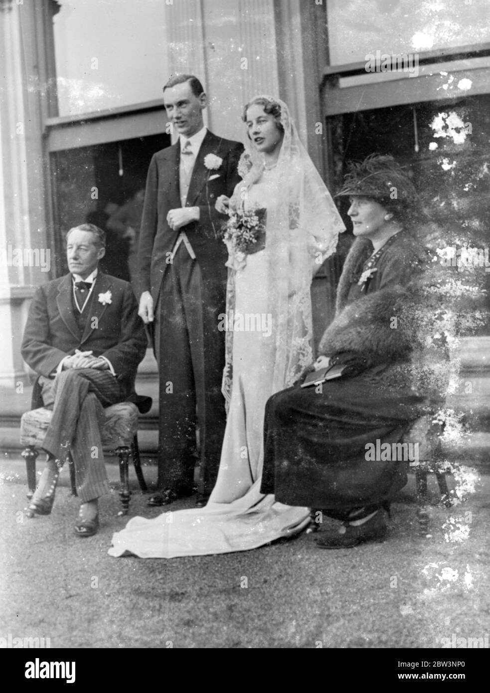 Fille du gouverneur de Victoria mariée à Melbourne. L'Hon , Sara Vanneck , fille aînée de Lord Hountin Field , gouverneur de Victoria , et Lady Huntingfield , a été mariée à M. David Peel de la cathédrale St Paul de Londonat , Melbourne , Victoria . M. Peel , qui est le seul fils du regretté révérend Maurice Peel et de Mme Peel , est un neveu de Lord Peel et descendant de la grande famille des hommes d'État anglais . Il a 26 ans. Expositions de photos , la mariée et marié avec Lord et Lady Huntingfield à la Maison du Gouvernement , Melbourne , après la cérémonie . 24 mai 1936 Banque D'Images
