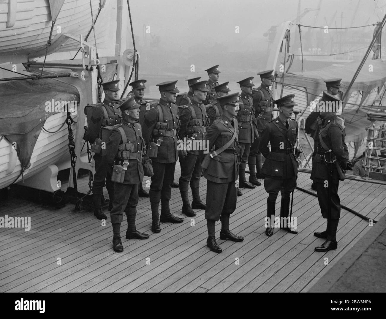 Party of Queen's Own Rifles of Canada arrivez pour être les invités des mordus . Les hommes des fusils de la Reine sont inspectés à leur arrivée par le lieutenant-colonel F R Hampton , qui accompagne le détachement . 21 octobre 1935 Banque D'Images
