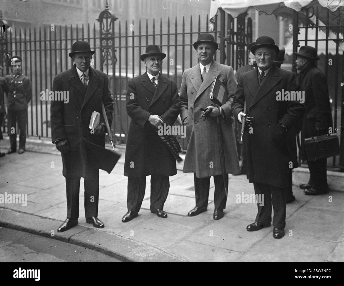 La conférence navale se poursuit à Clarence House . L'amiral Blake , Sir James Parr , le capitaine Dankier et l'amiral James arrivent à Clarence House . 10 décembre 1935 Banque D'Images