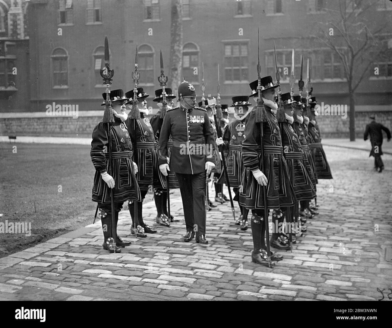 Le gouverneur effectue l'inspection annuelle du dimanche de pâques des Beefeaters à la Tour . Le gouverneur de la Tour de Londres , le lieutenant-colonel W F B Faviell , a effectué l'inspection annuelle des Beefeaters à la Tour le dimanche de Pâques . Expositions de photos , le lieutenant-colonel WFB Faviell inspecte les Beefeaters à la Tour aujourd'hui ( lundi de Pâques ) . 12 avril 1936 Banque D'Images
