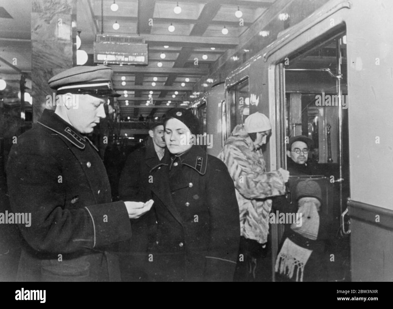 Les travailleuses envahissent le métro de Moscou . Première femme garde nommée . Mlle Elena Grevtsova vérifie son temps de train avec le maître de la gare de Mokolniki , terminus est de la ligne de métro de Moscou . 16 avril 1936 Banque D'Images