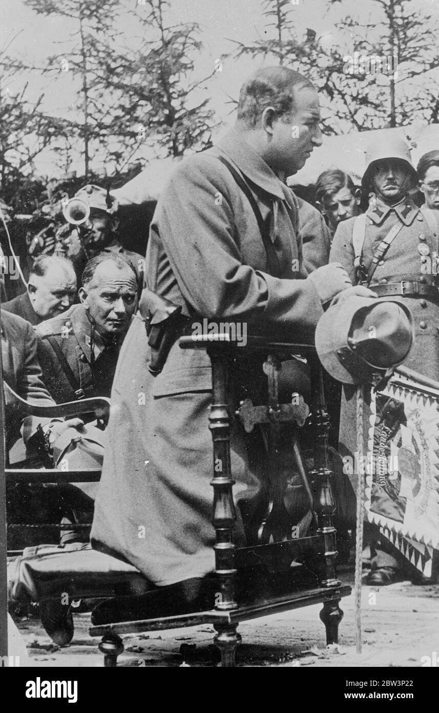 La milice sera dissoute sur mon corps mort ' Starhemberg dit aux troupes . Parle d'éliminer les mauvaises herbes . Des milliers de miliciens et de hemwehrmen participant au premier défilé de milices en Autriche ont entendu un discours de combat du vice-chancelier, le Prince Starhembberg, à Norn sur le Danube . Le prince Starhemberg , qui rombait un long silence , a déclaré que la milice ne serait dissoute que sur son corps mort . Il a assuré le Chancelier Schuschnigg du soutien loyal de la Heimwehr en ' déraclant les mauvaises herbes ' dans la fraternité patriotique , et s'est engagé ' à le défendre contre certaines personnes dans l'e immédiat Banque D'Images