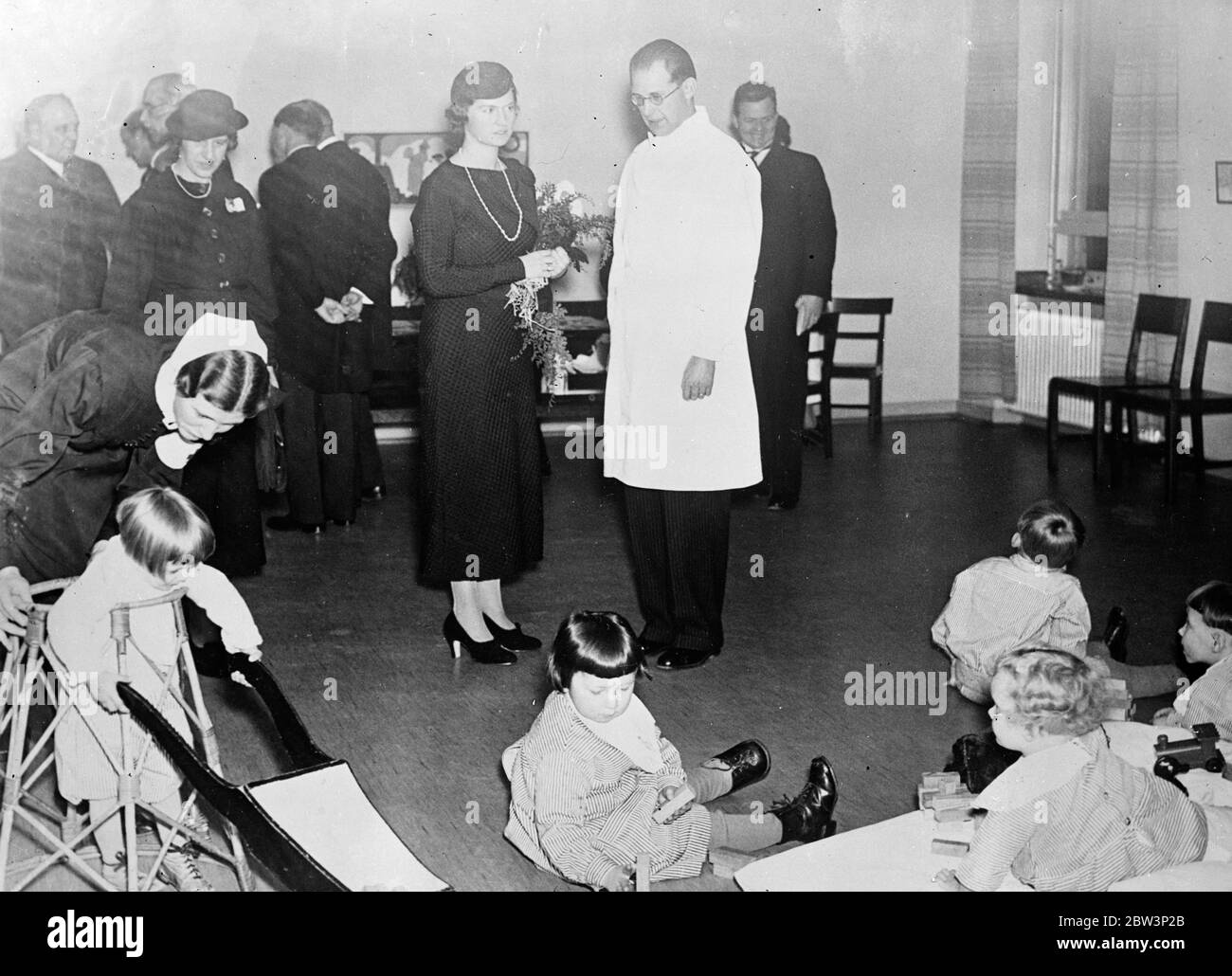 La princesse Sibylla de Suède inspecte le nouvel hôpital de Stockholm . La princesse Sibylla , épouse du prince Gustaf Adolf de Suède , a procédé à l'ouverture d'un nouvel hôpital pour handicapés à Stockholm par le roi Gustaff . Photos , Princesse Sibylla dans le département des enfants de l' hôpital ne . 5 décembre 1935 Banque D'Images