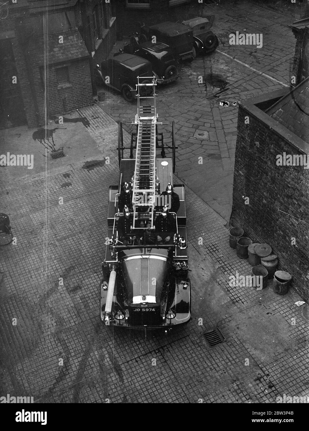 West Ham Fire Engine comme un autocar . Un nouveau moteur d'incendie à l'avant de laquelle sont des sièges si arrangés que les pompiers assis mode de l'entraîneur de moteur derrière le conducteur et l'officier a été acquitté par la brigade de feu de West Ham . Monté sur le moteur est une nouvelle évacuation incendie de 50 pieds entièrement en acier . Il y a une pompe de chaque côté capable de fournir 800 gallons d'eau par minute . Photos , pompiers de Ham Ouest , démonstration de la nouvelle évacuation de 50 pieds tout acier de feu . 10 décembre 1935 Banque D'Images