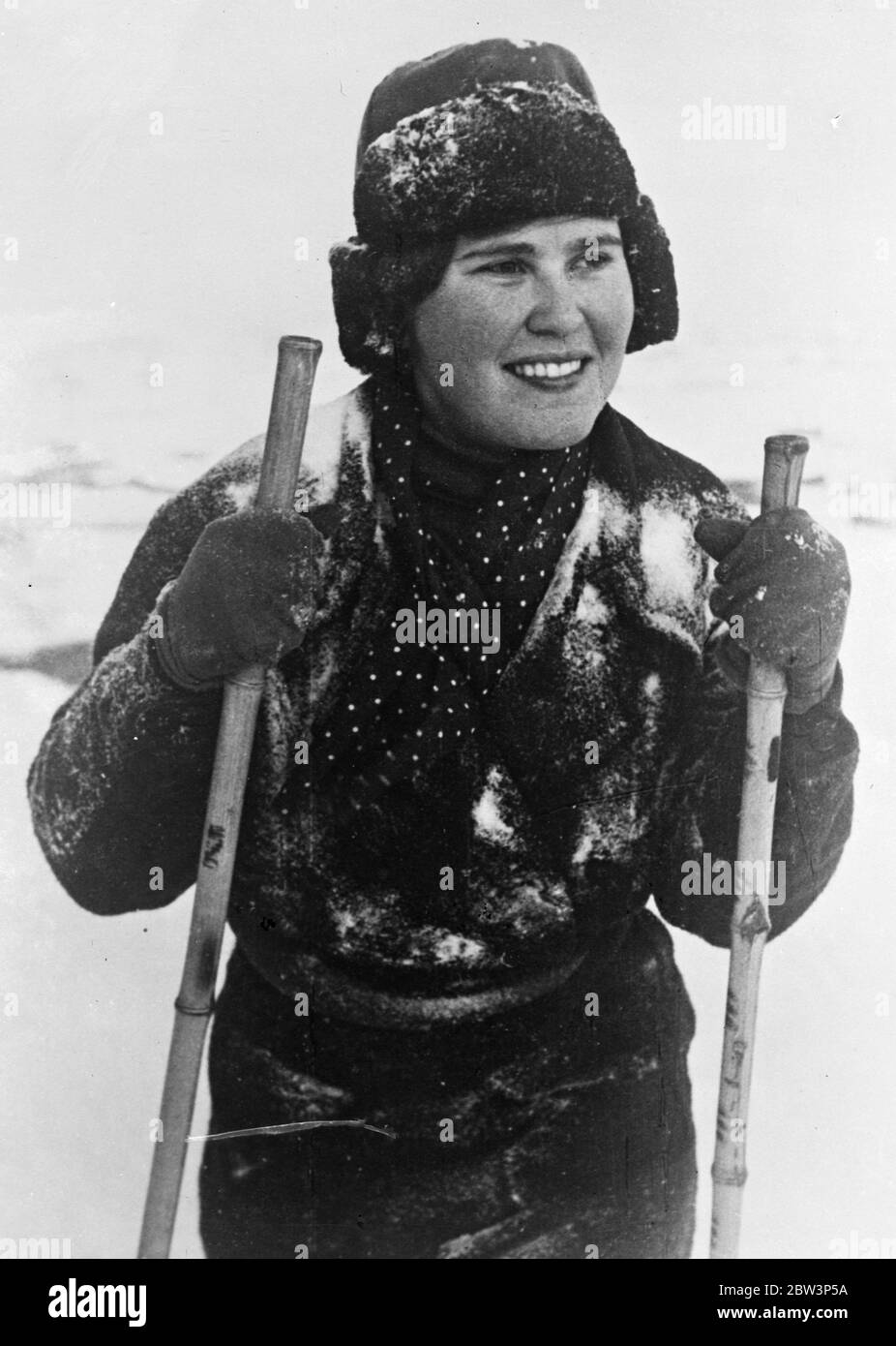 Fille de sports d'hiver de Russie ! . La neige en poudre qui fond sur son manteau et sa casquette de fourrure , son visage s'allume avec la joie de l'hiver , Maria Sikorskata s'est fait pour une course de ski sur les alopes blancs des collines Lénine , près de Moscou . Maria , skieuse enthousiaste , est une trieuse dans la Fiducie de fourrure , mais passe tout son temps libre sur les pistes de ski des collines près de Moscou . 27 décembre 1935 Banque D'Images